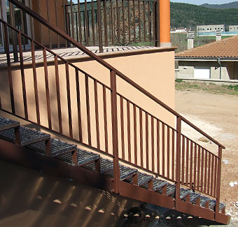 ESCALERA Y BARANDILLA DE HIERRO